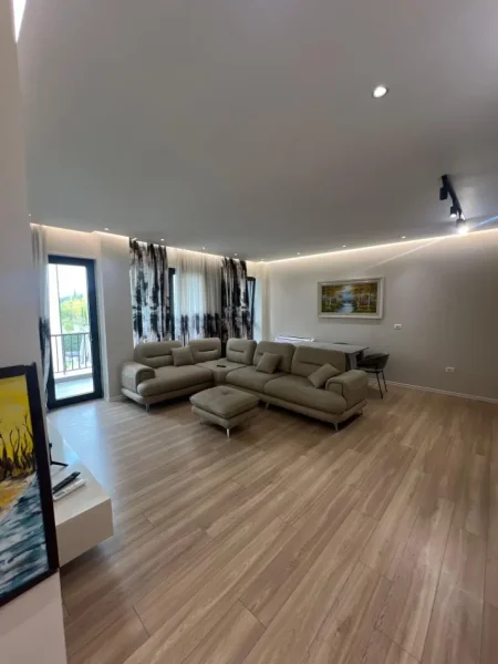 Tirane, jepet me qera apartament 1+1+Ballkon Kati 2, 70 m² 750 € (Liqeni i Thate)