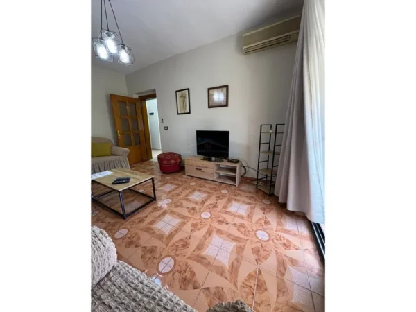 Tirane, jepet me qera apartament 2+1+Ballkon Kati 5, 68 m² 600 € (Bulevardi Zhan Dark)