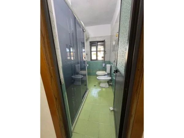 Tirane, jepet me qera apartament 2+1+Ballkon Kati 5, 68 m² 600 € (Bulevardi Zhan Dark)