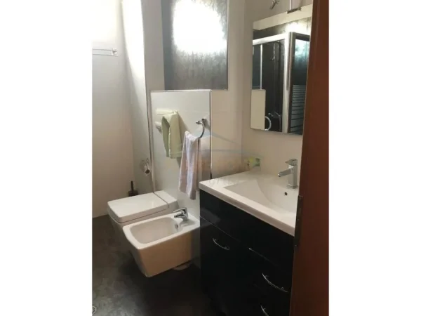 Tirane, jepet me qera apartament 2+1 Kati 5, 80 m² 650 € (Vila Gold, Rruga e Dibres)