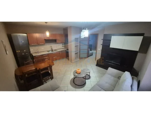 Tirane, jepet me qera apartament 2+1+Ballkon Kati 4, 92 m² 650 € (21 dhjetori)