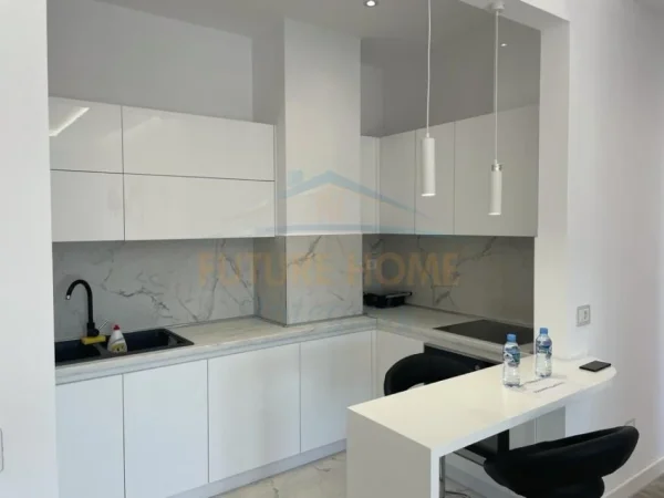 Tirane, jepet me qera apartament 1+1+Ballkon Kati 8, 80 m² 1.000 € (Shallvaret)