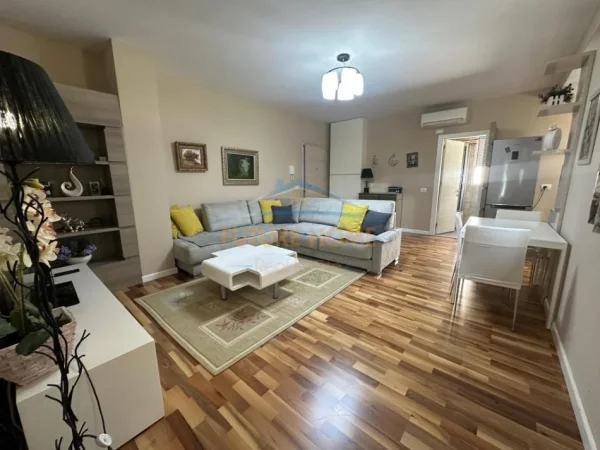 Tirane, jepet me qera apartament 1+1+Ballkon Kati 5, 94 m² 730 € (Myslym Shyri)