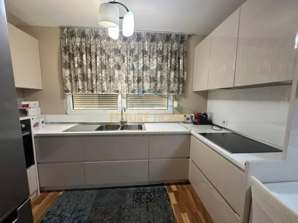 Tirane, jepet me qera apartament 1+1+Ballkon Kati 5, 94 m² 730 € (Myslym Shyri)