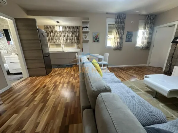 Tirane, jepet me qera apartament 1+1+Ballkon Kati 5, 94 m² 730 € (Myslym Shyri)