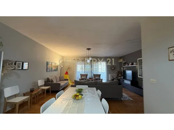 Tirane, shitet apartament 2+1 Kati 6, 135 m² 260.000 € (Komuna e Parisit)