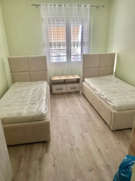 Tirane, jepet me qera apartament 2+1+Ballkon Kati 2, 100 m² 600 € (5 maji)