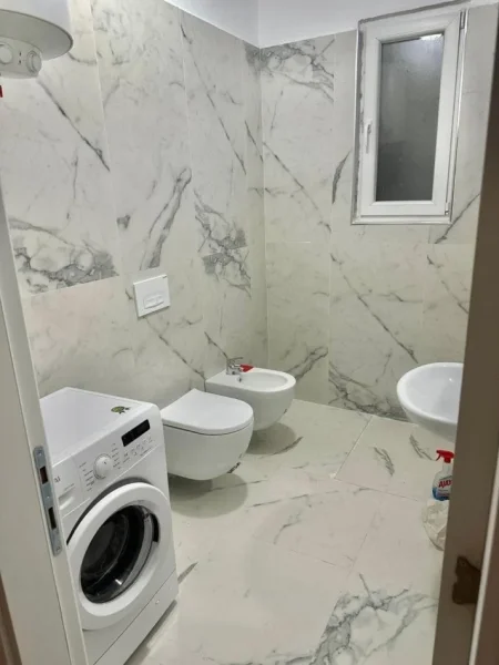 Tirane, jepet me qera apartament 2+1+Ballkon Kati 2, 100 m² 600 € (5 maji)