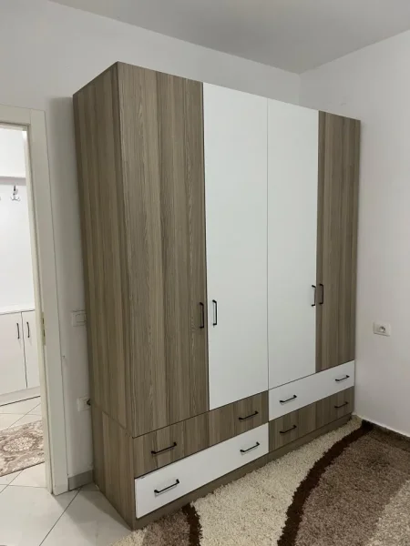 Tirane, jepet me qera apartament 1+1+Ballkon Kati 3, 98 m² 550 € (sokrat miho)