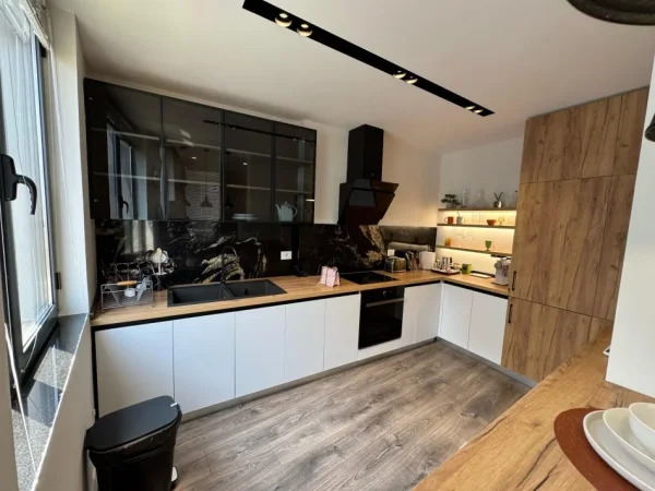 Tirane, jepet me qera apartament 2+1 Kati 4, 146 m² 1.350 € (Vila gold)