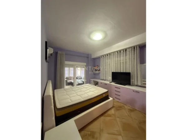 Tirane, shitet apartament 2+1+Ballkon , 125 m² 160.000 € (Fesku)