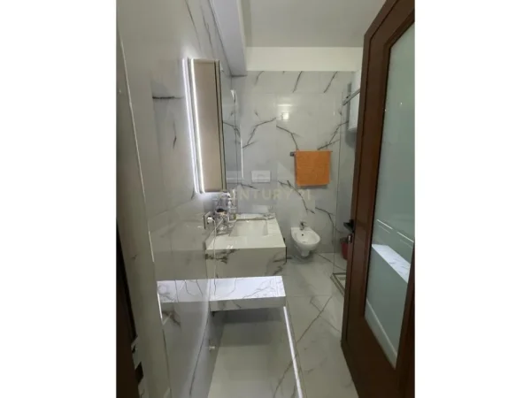 Tirane, shitet apartament 2+1+Ballkon , 125 m² 160.000 € (Fesku)