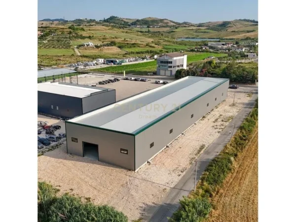 Durres, jepet me qera ambjent biznesi , 4.500 m² 7.000 € (Shijak)