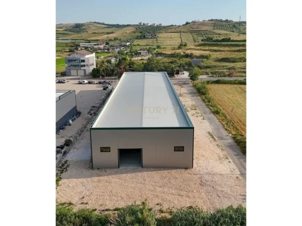 Durres, jepet me qera ambjent biznesi , 4.500 m² 7.000 € (Shijak)