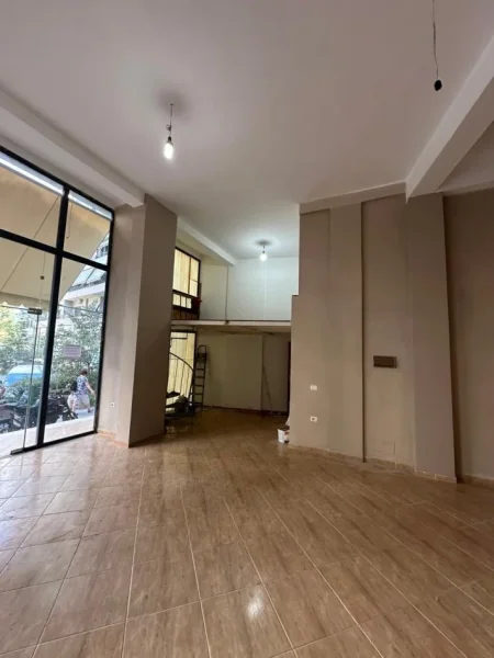 Tirane, jepet me qera dyqan Kati 0, 52 m² 350 € (Astir)