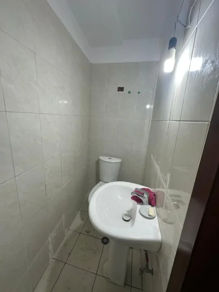 Tirane, jepet me qera dyqan Kati 0, 52 m² 350 € (Astir)