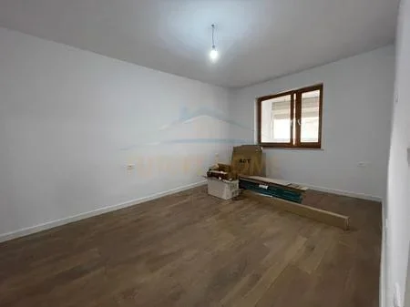 Tirane, shitet apartament 2+1+Ballkon Kati 2, 96 m² 235.000 € (Pazari i Ri)