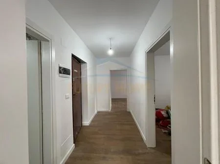 Tirane, shitet apartament 2+1+Ballkon Kati 2, 96 m² 235.000 € (Pazari i Ri)