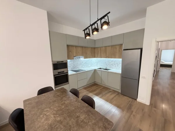 Tirane, jepet me qera apartament 2+1 Kati 8, 130 m² 1.000 € (Square 21)