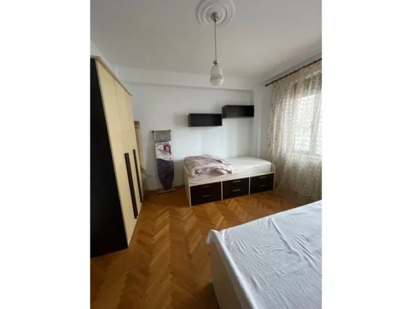 Tirane, jepet me qera apartament 2+1 Kati 2, 84 m² 700 € (PRANE GARDES)