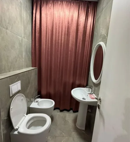 Tirane, jepet me qera apartament 2+1+Ballkon Kati 3, 100 m² 750 € (Casa Italia)