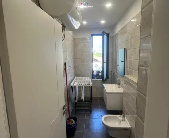 Tirane, jepet me qera apartament 2+1 Kati 2, 100 m² 700 € (Kompleksi Erli)