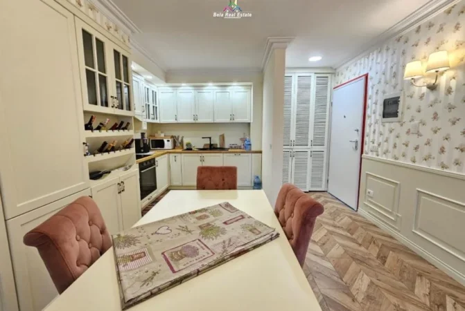 Tirane, jepet me qera apartament 2+1+Ballkon Kati 4, 109 m² 880 € (kodra e diellit 2)