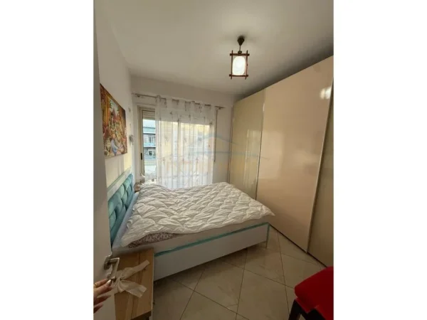 Tirane, jepet me qera apartament 1+1+Ballkon Kati 5, 56 m² 490 € (Rruga e Kavajes)