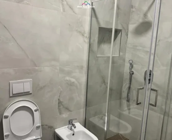 Tirane, jepet me qera apartament 1+1+Ballkon Kati 7, 70 m² 650 € (Trio Towers Residence)