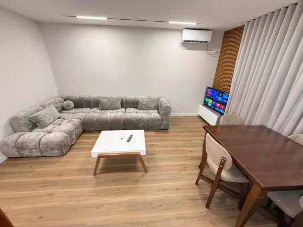 Tirane, jepet me qera apartament 2+1 Kati 1, 98 m² 700 € (Ish parku)
