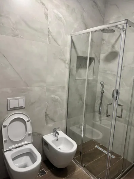 Tirane, jepet me qera apartament 1+1+Ballkon Kati 7, 70 m² 650 € (Trio Tower Residence, Don Bosko)