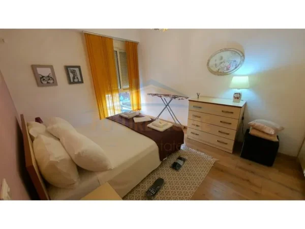 Tirane, jepet me qera apartament 1+1+Ballkon Kati 2, 72 m² 700 € (Kompleksi Delijorgji)