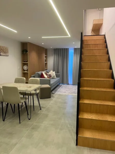 Tirane, jepet me qera apartament duplex 1+1+Ballkon Kati 2, 85 m² 550 € (Kompleksi Dopler perball spital Amerikan 3)