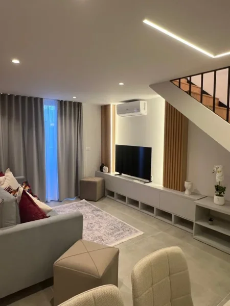 Tirane, jepet me qera apartament duplex 1+1+Ballkon Kati 2, 85 m² 550 € (Kompleksi Dopler perball spital Amerikan 3)