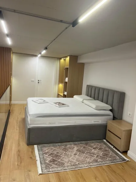Tirane, jepet me qera apartament duplex 1+1+Ballkon Kati 2, 85 m² 550 € (Kompleksi Dopler perball spital Amerikan 3)