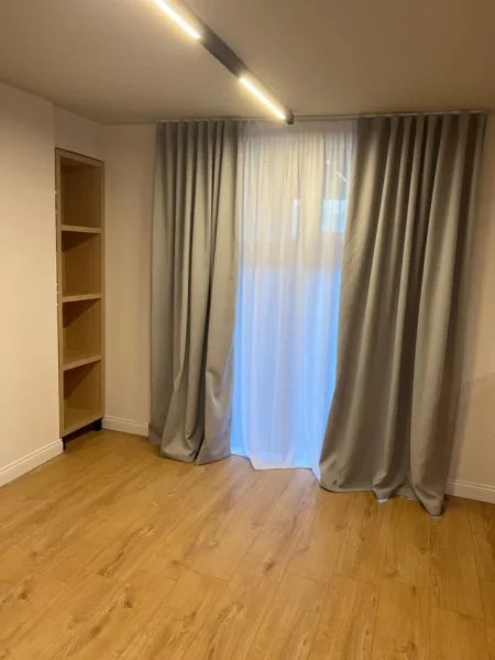 Tirane, jepet me qera apartament duplex 1+1+Ballkon Kati 2, 85 m² 550 € (Kompleksi Dopler perball spital Amerikan 3)