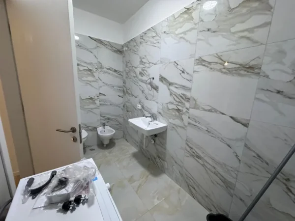 Tirane, jepet me qera apartament 1+1 Kati 5, 63 m² 500 € (Astir)