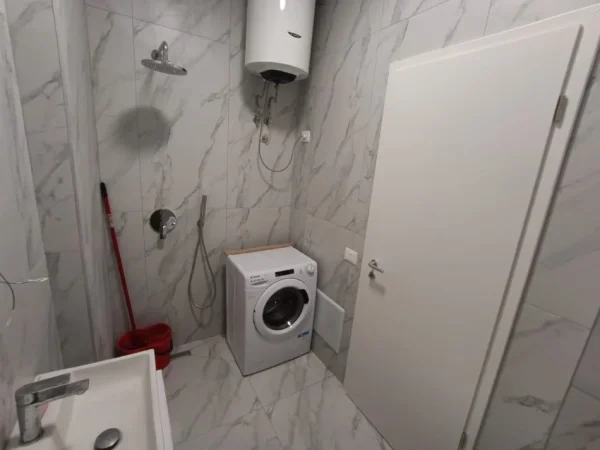 Tirane, jepet me qera apartament 1+1 Kati 2, 56 m² 450 € (Rezidenca oxa)