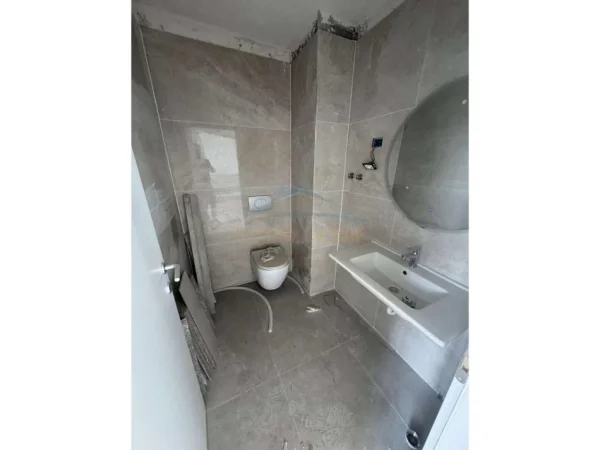 Tirane, jepet me qera ambjent biznesi Kati 1, 75 m² 750 € (Babrru)