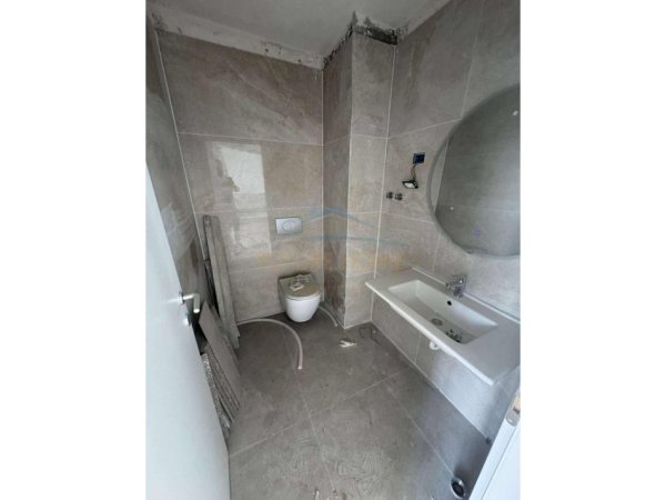 Tirane, jepet me qera ambjent biznesi Kati 1, 75 m² 750 € (Babrru)