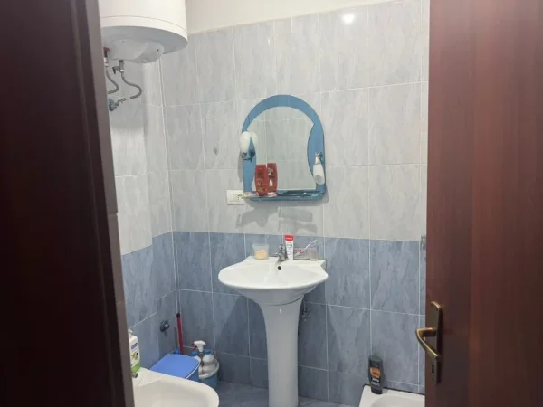 Tirane, shes apartament 1+1+Ballkon Kati 4, 60 m² 85.000 € (Te Restorant Fresku)