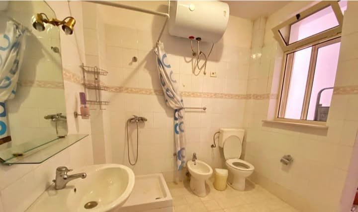 Tirane, jepet me qera apartament 3+1+Aneks+Ballkon Kati 3, 120 m² 751 € (Blloku i Ambasadave)