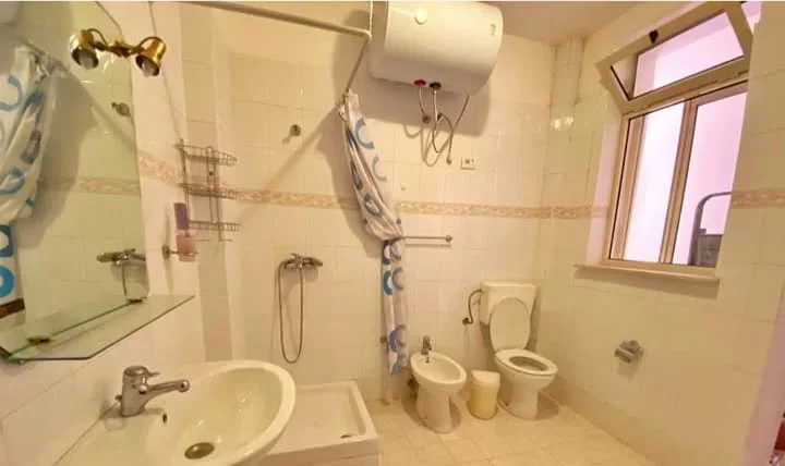 Tirane, jepet me qera apartament 3+1+Aneks+Ballkon Kati 3, 120 m² 751 € (Blloku i Ambasadave)
