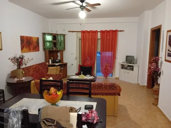 Vlore, jap me qera apartament 2+1+Ballkon Kati 1, 84 m² 400 € (Zona Albano dhe Romina, Lagjia Pavarsia)