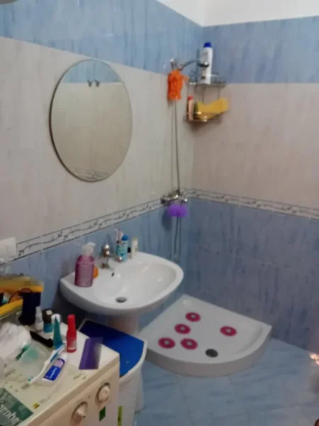 Vlore, jap me qera apartament 2+1+Ballkon Kati 1, 84 m² 400 € (Zona Albano dhe Romina, Lagjia Pavarsia)