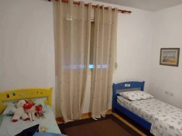 Vlore, jap me qera apartament 2+1+Ballkon Kati 1, 84 m² 400 € (Zona Albano dhe Romina, Lagjia Pavarsia)