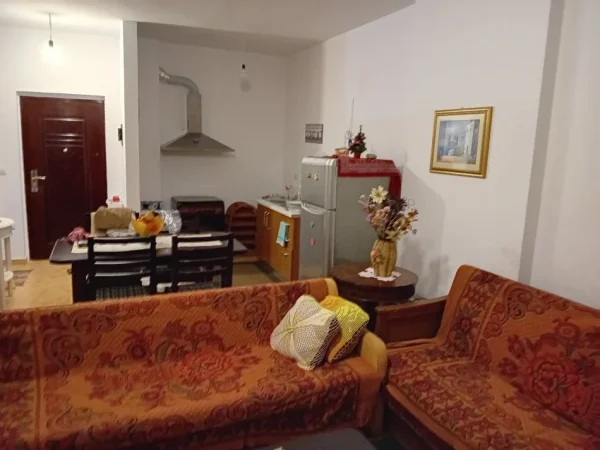 Vlore, jap me qera apartament 2+1+Ballkon Kati 1, 84 m² 400 € (Zona Albano dhe Romina, Lagjia Pavarsia)
