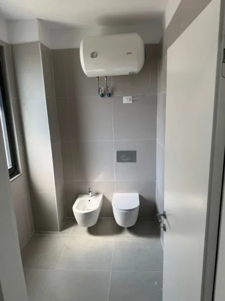 Tirane, jepet me qera apartament 2+1 Kati 7 me ashencor , 700 €