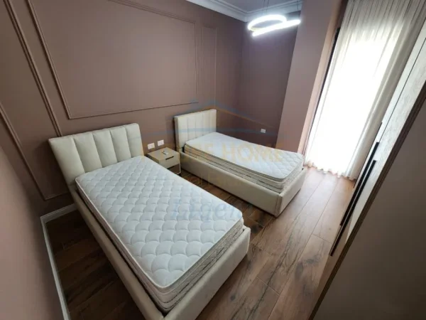 Tirane, jepet me qera apartament 2+1+Aneks+Ballkon Kati 1, 144 m² 1.200 €