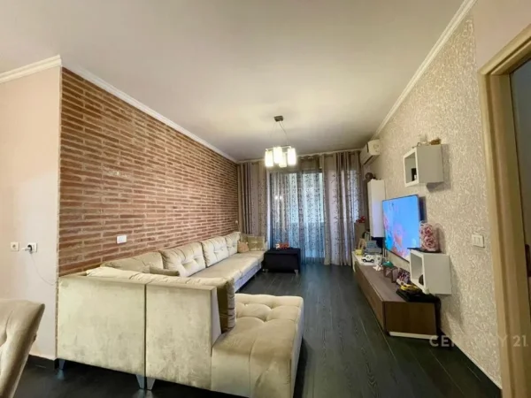 Tirane, jepet me qera apartament 2+1 Kati 3, 110 m² 800 € 